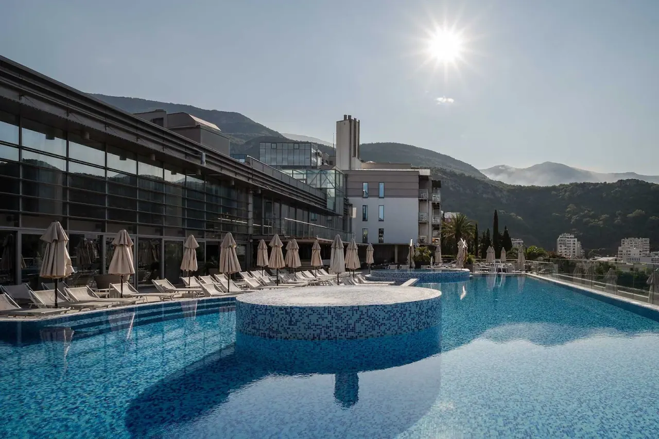 Rooftop infinity pool with mountain and sea views at the Eurostars Queen of Montenegro in Bečići